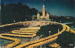 Carte postale : LOURDES, la Basilique illuminée et la procession aux flambeaux (65 Hautes-Pyrénées)