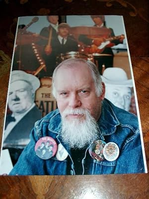 PHOTO-PRESSE en NOIR Légende au dos : Artist Peter Blake in his chiswick studio surrounded by the...