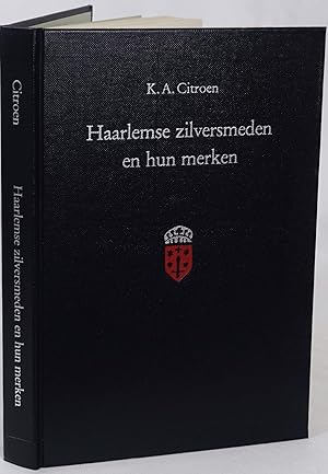 Haarlemse zilversmeden en hun merken. Haarlem 1988. 4to. 239 Seiten. Mit 69 Abbildungen. Orig.-Le...