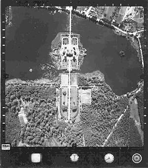 Luftbildaufnahme von Schloss Moritzburg/ sachsen. Unterer Bildrand mit Angaben zum Datum (31.8.61...