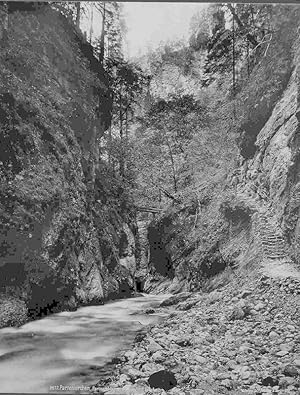 2 Aufnahmen. Partenkirchen, Partnachklamm und Partnachklamm. Eingang mi Brücke ( Bayern). Albumin...