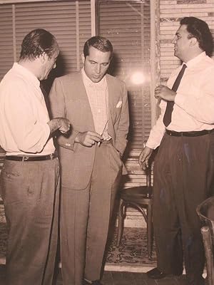 Federico Fellini. Il regista con due interlocutori non identificati (Guglielmo Coluzzi?)