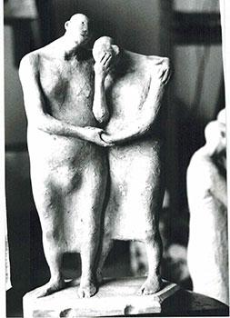 Photograph of the sculpture la ayuda from the series del manicomio. 1988.