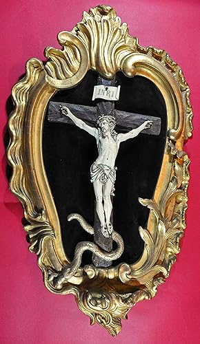 Tableau-crucifix avec Christ en ivoire et cadre en bois sculpté et doré rocaille