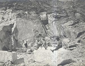 Fotografia originale d'una cava di marmo a Carrara: raffigura due operai seduti su un blocco di m...