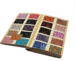 Album d'échantillons de tissu destiné aux maisons de couture. / Album of samples of fabrics meant...