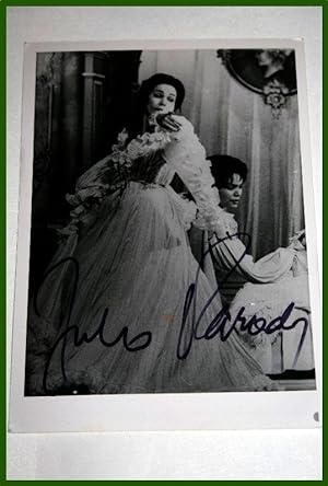 Photographie autographe signée par Julia Varady, née le 1er septembre 1941 à Oradea (Roumanie), e...