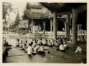 Birmanie, Rangoon, Typical scene of Shwe Dagon Pagoda