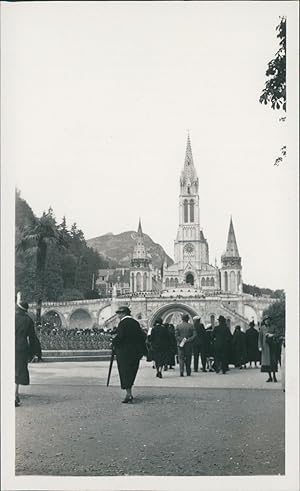 France, Lourdes, La Basilique prise de droite