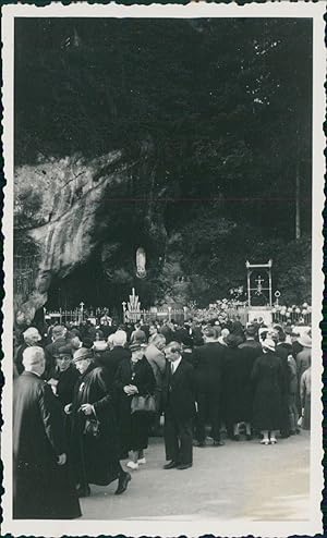 France, Lourdes, Pèlerins à la Grotte de la Vierge, 1937