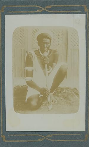 Portrait d'un homme africain posant avec une flûte