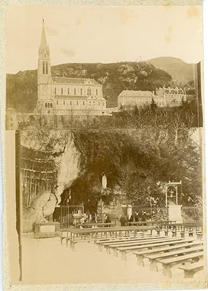France, Lourdes, Grotte de la Vierge et l'Eglise