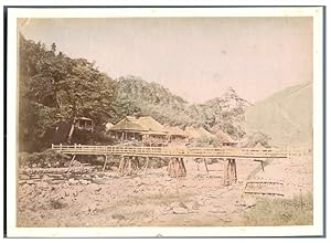 Japon, Pont et village à identifier, maisons en bois