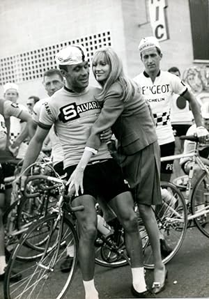 Cyclisme, Italo Mazzacurati (Salvarani) et Tom Simpson (Peugeot), départ d'une course à identifier