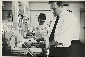 USA, New York, William Keinast and his son in incubator