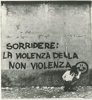 Italia, Sorridere: la violenza della non violenza
