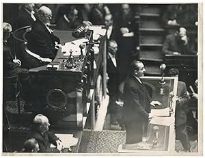 Paris, Pierre Mendès-France à la tribune de l'Assemblée Nationale, juin 1954