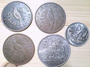 New Zealand, 5 Münzen, 3 x 1 Penny, 1 x 10 Cent und 1 x 50 Cent.
