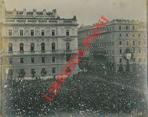 Trieste. Piazza dell'Unità : Il Re Vittorio Emanuele III° al balcone del Palazzo del Lloyd e foll...