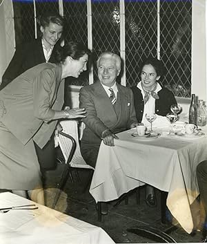 Paris, Charlie et Oona Chaplin au restaurant avec Françoise Bernard
