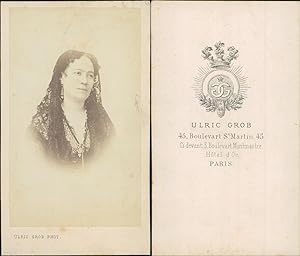 Ulric Grob, Paris, Femme portant une mantille de dentelle noire
