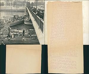 Paris, l'aviso N775 bloqué au Pont des Invalides, janvier 1965