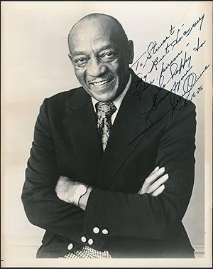 SIGNED AND INSCRIBED PROMOTIONAL B/W SILVER GELATIN PHOTOGRAPH OF JESSIE OWENS