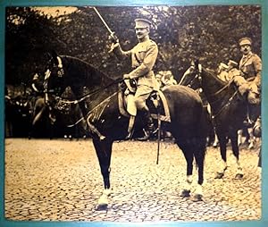 FOTOGRAFIA - SIDÓNIO PAIS, A CAVALO, PRESIDE A UMA PARADA MILITAR,