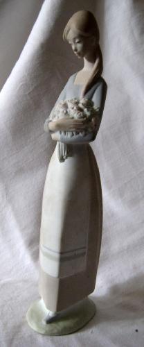 Figura de cerámica : MUCHACHA CON FLORES