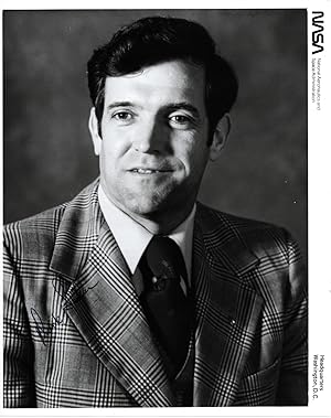 SIGNED PHOTOGRAPH OF NASA SHUTTLE ASTRONAUT DICK SCOBEE