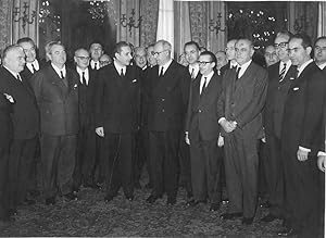 Fotografia ufficiale dei membri di governo, tra cui Aldo Moro, ricevuti da Saragat per gli auguri...
