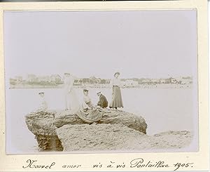 France, Royan, Sur un rocher vis à vis Pontaillac 1905, Vintage citrate print