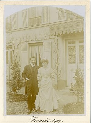 France, Les fiancés devant la maison 1907, Vintage citrate print