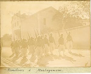 Algérie, Tirailleurs à Mostaganem, ca.1898 vintage citrate print