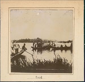 Asie, Hommes et bateaux sur une rivière, Vintage citrate print