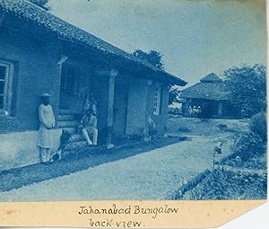 Inde, Un bungalow de Jehanabad, vue de derrière, ca.1898, vintage cyanotype print