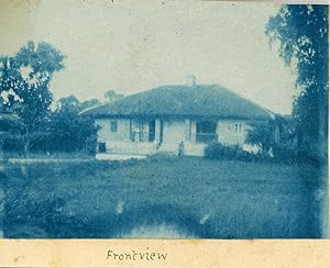 Inde, Un bungalow de Jehanabad, vue de devant, ca.1898, vintage cyanotype print
