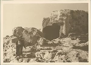 Sicile, Palerme, Femme à l'entrée d'une grotte, ca.1925, vintage silver print