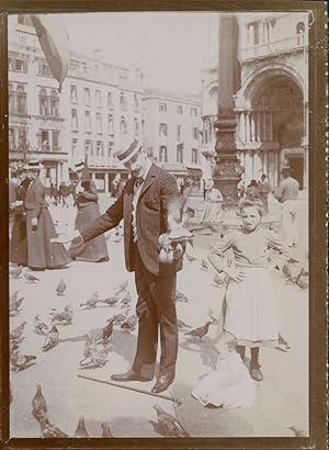 Italie, Venise, Homme et enfants avec les pigeons, ca.1900, Vintage citrate print
