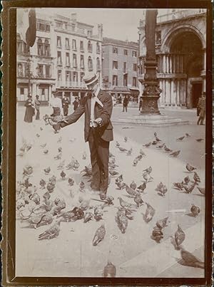 Italie, Venise, Homme avec les pigeons, ca.1900, Vintage citrate print