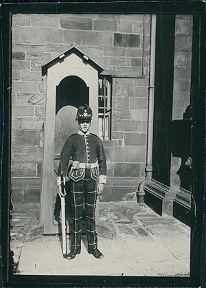 Écosse, Édimbourg, Militaire écossais en poste, ca.1900, Vintage silver print