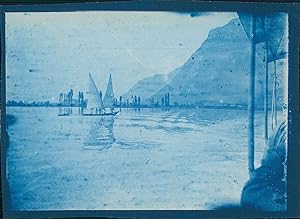 Voilier sur un lac près des montagnes, ca.1900, Vintage cyanotype print