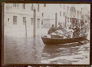Italie, Venise, Des hommes dans une barque, ca.1900, Vintage citrate print