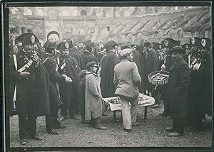 Italie, Rome, Marchand de pain parmi les militaires dans le Colisée, ca.1900, Vintage silver print