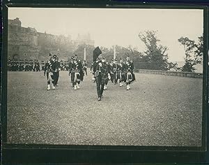 Écosse, Édimbourg, Défilé militaire devant le château d'Édimbourg, ca.1900, Vintage silver print
