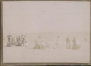 France, Loire-Atlantique, La Baule, Vacanciers sur la plage, ca.1900, Vintage citrate print