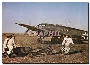 Carte Postale Moderne An SC 500 bomb is manhandled into position beside a Heinkel He 111H 6 of KG...