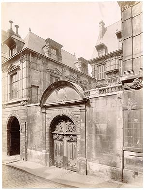 France, Rouen, vue sur une façade typique, gargouille, décoration