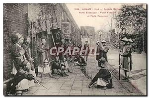 Annam Hue Carte Postale Ancienne Escorte royale Porte Encensoir Porte eventail et porte parapluie...