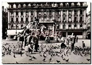 Carte Postale Ancienne Lyon Les pigeons de la place des terreaux et la fontaine Bartholdi
